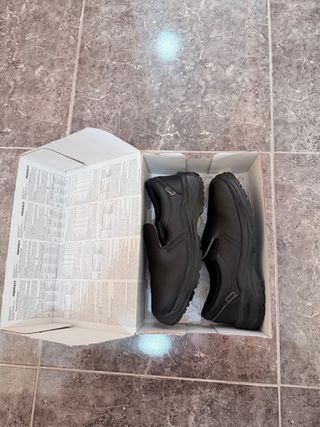 Zapatos de seguridad de camarero talla 41.