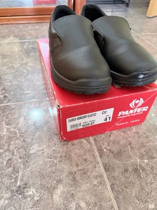 Zapatos de seguridad de camarero talla 41.