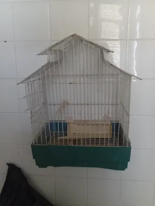 Jaula para pájaros roja y plateada