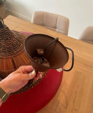 Lámpara colgante roja y mimbre De o gato preto