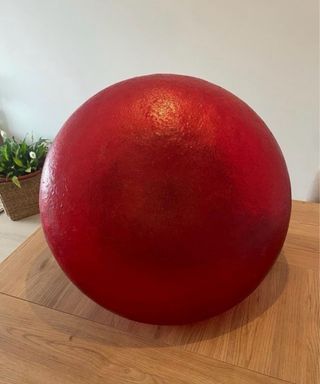 Lámpara colgante roja y mimbre De o gato preto