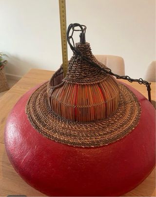 Lámpara colgante roja y mimbre De o gato preto