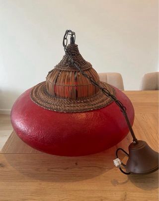 Lámpara colgante roja y mimbre De o gato preto