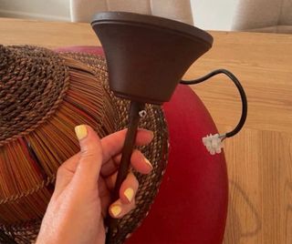 Lámpara colgante roja y mimbre De o gato preto