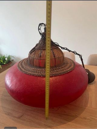 Lámpara colgante roja y mimbre De o gato preto