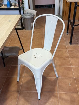 4 Sillas de metal blancas se venden juntas