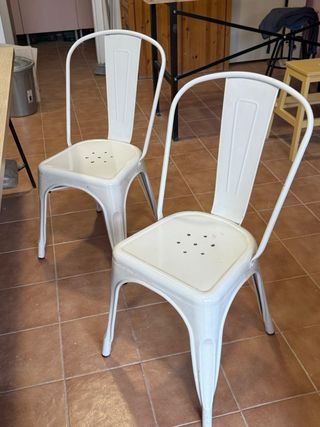 4 Sillas de metal blancas se venden juntas