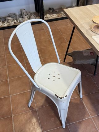 4 Sillas de metal blancas se venden juntas