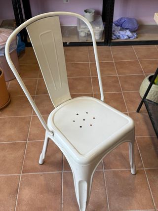 4 Sillas de metal blancas se venden juntas