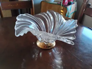 Figura de cristal con detalles dorados