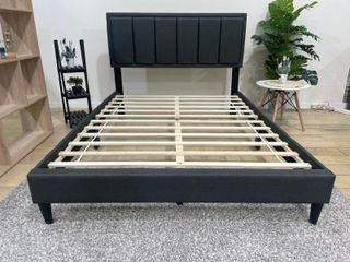 Cama moderna con cabecero acolchado, resistente