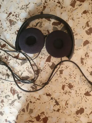 Auriculares negros diadema