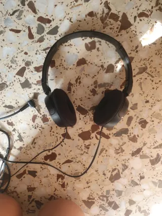 Auriculares negros diadema