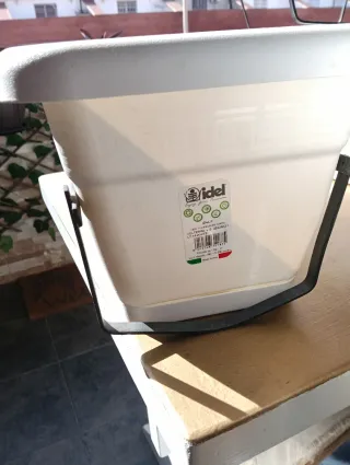 3 jardineras blancas de plástico