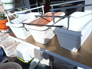 3 jardineras blancas de plástico