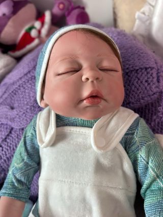 Bambola neonato dormiente con cappellino