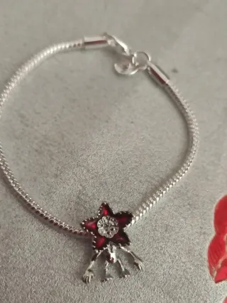 Pulsera de plata con charm stranger things nueva