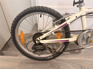 Bicicleta infantil blanca y morada