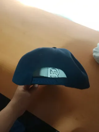 Gorra azul con letra A bordada