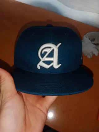 Gorra azul con letra A bordada