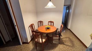 Mesa redonda de madera con 4 sillas