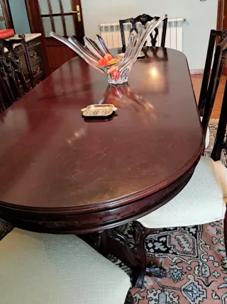 Mesa ovalada extensible y 6 sillas madera