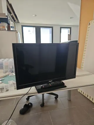 Televisor Engel Negro 60 cm diagonal. 55 cm ancho.