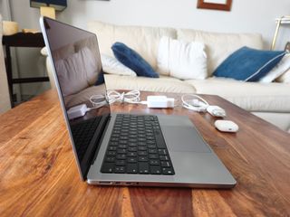 MacBook Pro 14 M1 Pro + AirPods 3