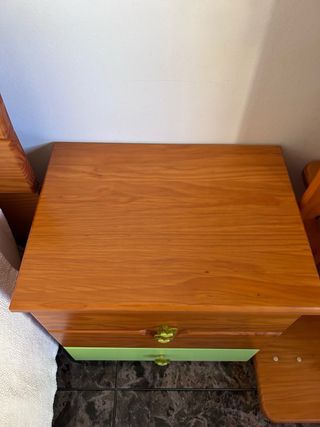 Mesita de noche juvenil