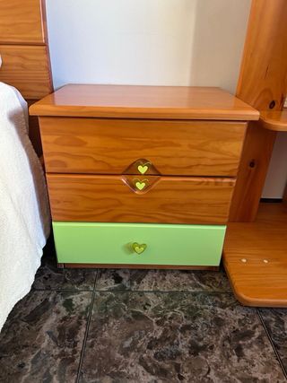 Mesita de noche juvenil