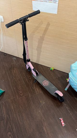 Monopatín rosa plegable