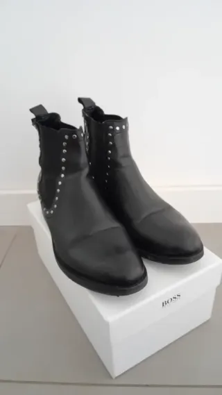 Stivaletti neri con borchie