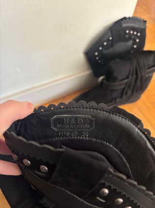 Botas altas negras con flecos y tachuelas