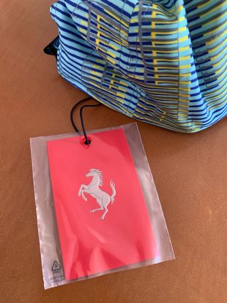 Gorra + bolsa Ferrari F1