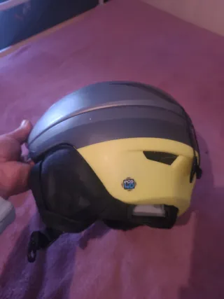 Casco de esquí gris y amarillo