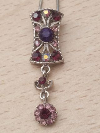 Collana con pietre viola e strass