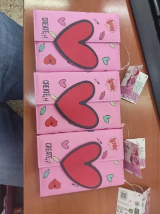 3 estuches de maquillaje con espejo y peine.