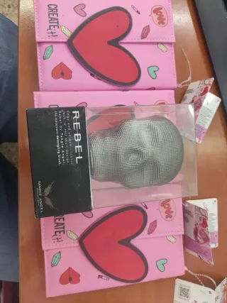 3 estuches de maquillaje con espejo y peine.