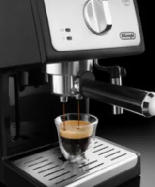 Cafetera DeLonghi Negra y Plateada