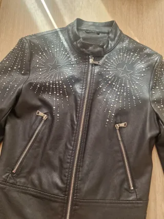 Cazadora Binker negra con tachuelas