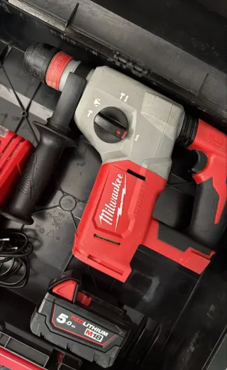 Taladro percutor Milwaukee M18
