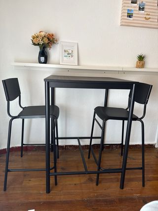 Mesa alta y 2 taburetes negros
