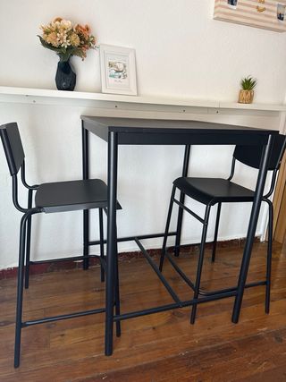 Mesa alta y 2 taburetes negros