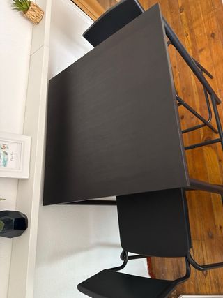 Mesa alta y 2 taburetes negros