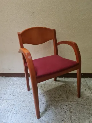 Sillas de madera con asiento granate, reposabrazos