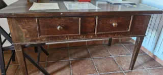 Mesa de madera castaño antigua