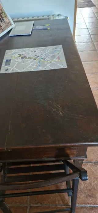 Mesa de madera castaño antigua