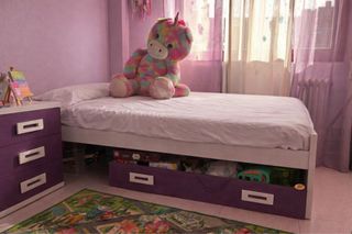 Cama y con mesita de noche