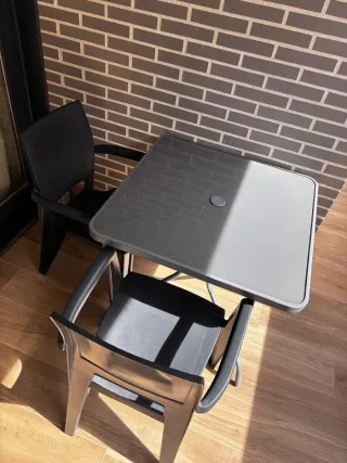 Mesa terraza cristal + 2 sillas negras