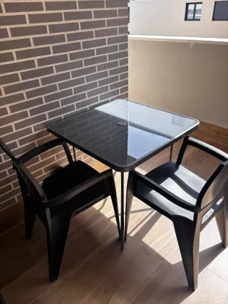 Mesa terraza cristal + 2 sillas negras
